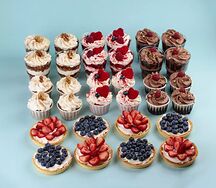 Праздничный сет десертов с тартами 32шт