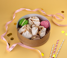 Жареное безе с макаронсами в подарочной коробке