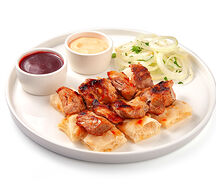 Шашлык из свинины на лепешке