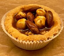 Корзинка с карамелью и орехами