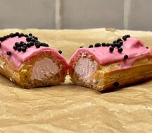 Эклер клубничный