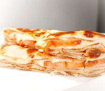 Блин со свежими помидорами и сыром