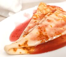 Блин с малиновым сиропом