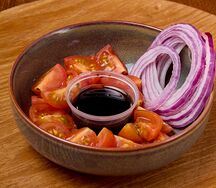 Томаты черри с красным луком