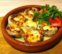 Запечённые шампиньоны с сыром сулугуни