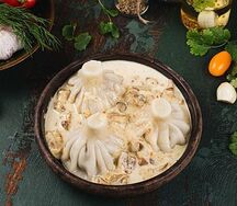 Хинкали с сыром сулугуни в ореховом соусе баже