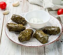 Долма с чесночно-сметанным соусом