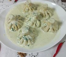 Хинкали с картофелем и грибами в сливочно-чесночном соусе