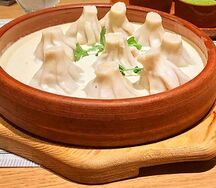 Хинкали с сыром сулугуни в ореховом соусе баже