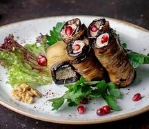 Рулетики из баклажанов с грецким орехом (можно в пост)