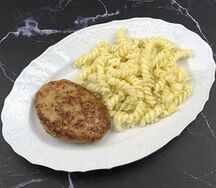 Макароны со сливочным маслом и котлетой