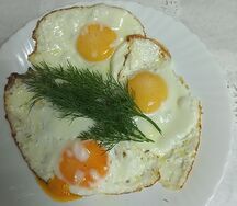 Яичница-глазунья на сливочном масле