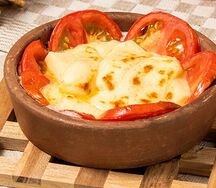 Жареный сулугуни на кеци с помидорами