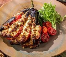 Запечённый веер из баклажана с томатами и сулугуни