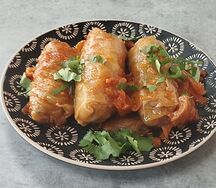 Голубцы в томатно-овощном соусе со сметаной