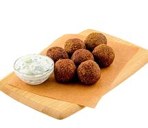 Фалафель с соусом дзадзики