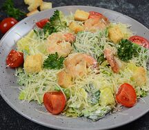 Салат Цезарь с креветками