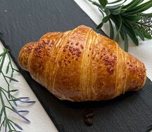 Круассан с малиной