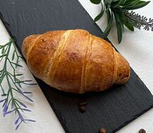 Круассан с карамелью