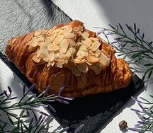 Круассан с миндальным кремом