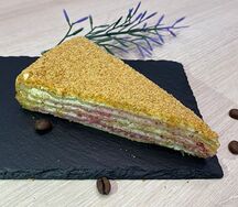 Медовик с малиной