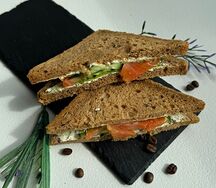 Сэндвич с семгой на темном хлебе