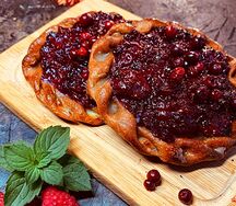 Шаньга ржаная с брусникой
