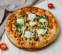 Пицца со страчателлой, томатами и песто