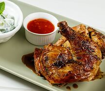 Половинка цыпленка су-вид с огуречным салатом 