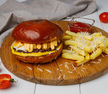 Бургер Четыре сыра и картофель фри