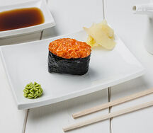 Гункан с лососем