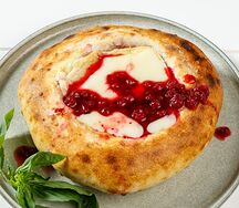 Запеченный камамбер с брусничным соусом