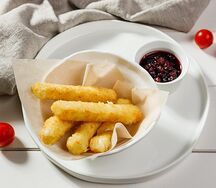 Сырные палочки с брусничным вареньем