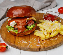 Бургер с яйцом и беконом, картофелем фри