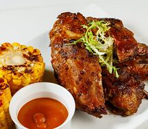 Свиные ребра с кукурузой гриль и соусом чипотле 