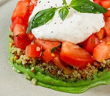 Тартар с киноа, авокадо и манго 