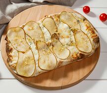 Римская пицца с горгонзолой и грушей
