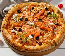 Пицца с лососем и креветками