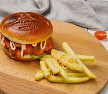 Бургер с хрустящей курочкой и картофелем фри