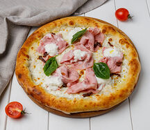 Пицца с мортаделлой и страчателлой