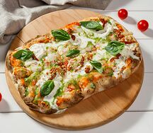 Римская пицца со страчателлой, томатами и песто