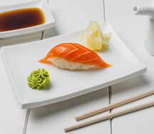 Суши с лососем