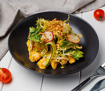 Хрустящий салат с цыпленком карри