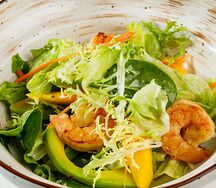 Салат с креветками, авокадо и манго 