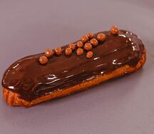 Эклер с шоколадным кремом