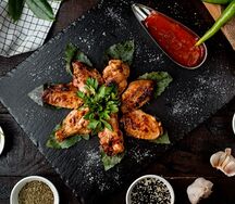 Крылышки, запеченные с гарниром