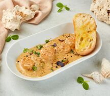 Морские гребешки с белыми грибами в сливочном соусе