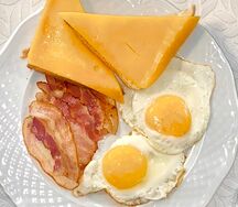 Яичница глазунья с сыром, беконом и хрустящими тостами