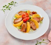 Салат с утиной грудкой и апельсиновой заправкой