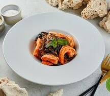 Черная паста с креветками 